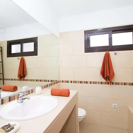 Villa Playa Blanca Sleeps 10 Air Con Wifi